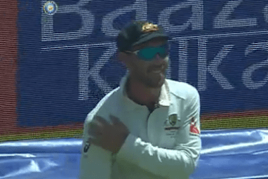 <strong>Glenn Maxwell takes the mickey out of Virat Kohli's shoulder injury</strong>