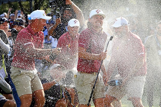 DALLAS, TEXAS – 22 DE SEPTIEMBRE: Cameron Smith de Australia y Team Ripper GC son bañados en champán por sus compañeros Lucas Herbert, Marc Leishman y Matt Jones después de hundir el putt ganador en el green 18 durante la final de golpes por equipos individuales en el tercer día del LIV Golf Team Championship Dallas en Maridoe Golf Club el 22 de septiembre de 2024 en Dallas, Texas. (Foto de David Cannon/Getty Images)