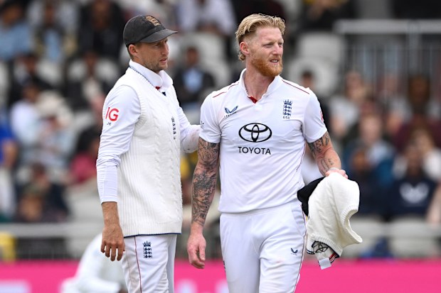 MANCHESTER, INGLATERRA – 27 DE JULIO: El capitán de Inglaterra, Ben Stokes, reacciona con Joe Root después de jugar a los bolos durante el quinto día del cuarto partido de prueba entre Inglaterra e India en Emirates Old Trafford el 27 de julio de 2025 en Manchester, Inglaterra. (Foto de Stu Forster/Getty Images)