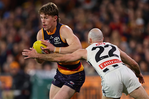 ADELAIDE, AUSTRALIA - SEPTEMBER 04: Daniel Curtin of the Crows and Steele Sidebottom of the Magpies during the AFL First Qualifying Final match between the Adelaide Crows and the Collingwood Magpies at Adelaide Oval on September 04, 2025 in Adelaide, Australia. (Photo by Sarah Reed/AFL Photos via Getty Images)