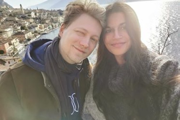 Long distance couple reunite hours before borders close amid coronavirus pandemic.