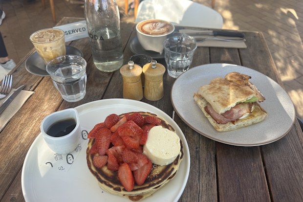 Early morning breakfast at 5 Little Pigs. 