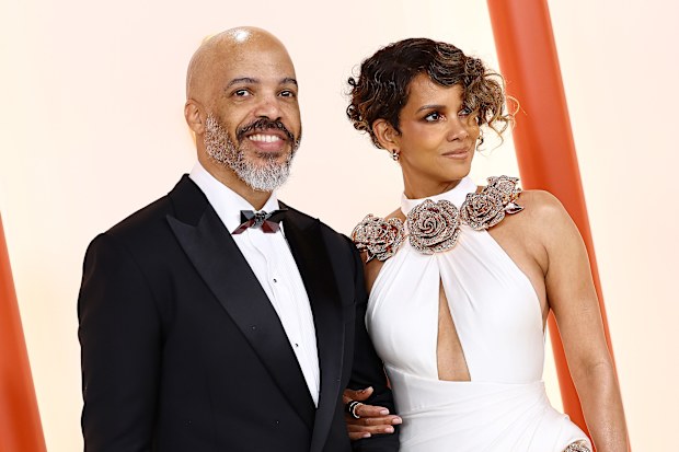Van Hunt and Halle Berry attend the 95th Annual Academy Awards on March 12, 2023 in Hollywood, California. 