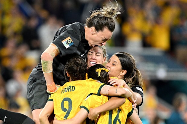 BRISBANE, AUSTRALIA - AUGUST 12: Mackenzie Arnold of Australia celebrates with her team mates after Cortnee Vine of Australia scores her team's tenth penalty in the penalty shoot out during the FIFA Women's World Cup Australia & New Zealand 2023 Quarter Final match between Australia and France at Brisbane Stadium on August 12, 2023 in Brisbane, Australia. (Photo by Bradley Kanaris/Getty Images)