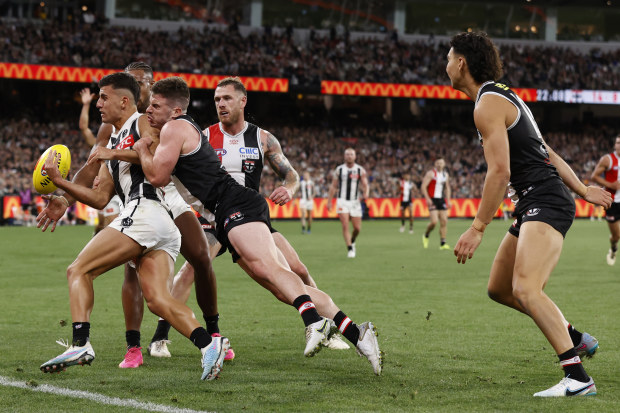 Jack Higgins of the Saints tackles Nick Daicos of the Magpies.