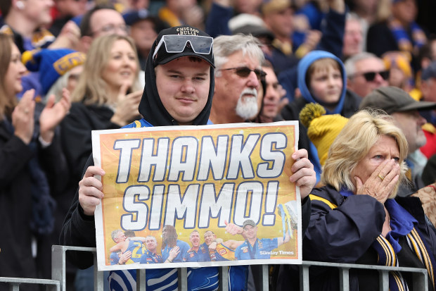 Fans with signs for Simpson.
