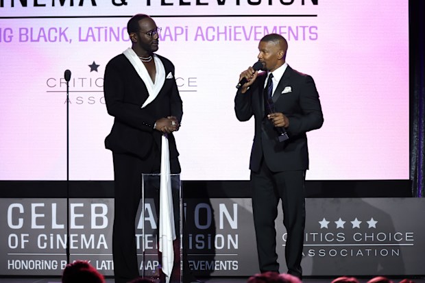 Nicco Annan (L) presents the "Vanguard Award" to Jaime Foxx (R)
