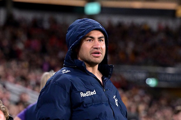BRISBANE, Australia - 4 settembre: Jahrome Hughes of the Storm viene visto guardare dopo un infortunio durante la partita di round di 27 NRL tra Brisbane Broncos e Melbourne Storm al Suncorp Stadium il 4 settembre 2025 a Brisbane, in Australia. (Foto di Bradley Kanaris/Getty Images)