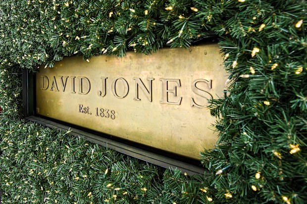 AFR SYDNEY.  GENERIC DAVID JONES SOLD SIGN RETAIL FIGURES DEPARTMENT STORES CHRISTTMAS SALE TRADE  Photo by Peter Rae. Friday 16 December, 2022