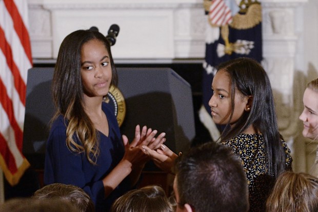 Malia Obama (L) and Sasha Obama