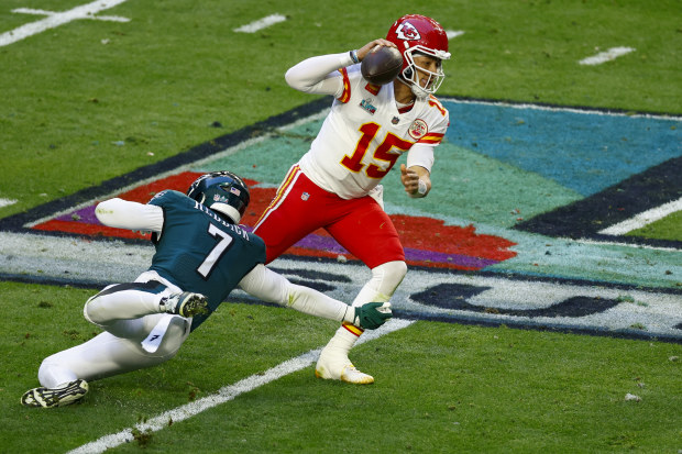 Haason Reddick #7 of the Philadelphia Eagles attempts to tackle Patrick Mahomes #15 of the Kansas City Chiefs during the first quarter in Super Bowl LVII at State Farm Stadium on February 12, 2023 in Glendale, Arizona. (Photo by Kevin Sabitus/Getty Images)