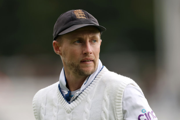 Joe Root de Inglaterra en el campo durante el cuarto día.