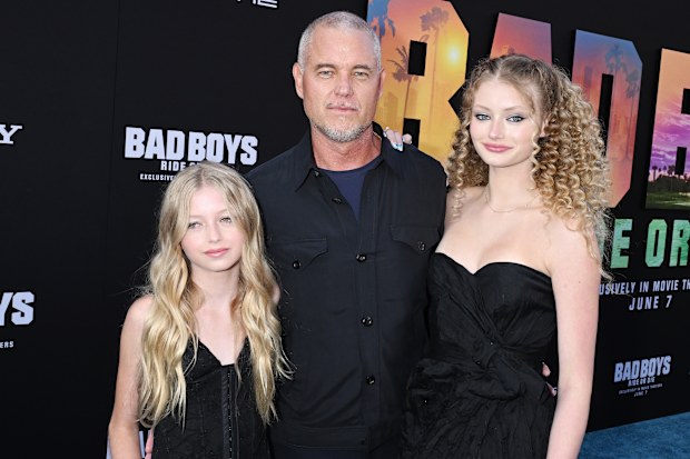 Eric Dane with his daughters in 2024.