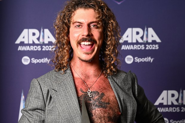 Adam Hyde, or Keli Holiday, poses with the ARIA Award for Best Video during the 2025 ARIA Awards at Hordern Pavilion at Hordern Pavilion on November 19, 2025 in Sydney, Australia. 