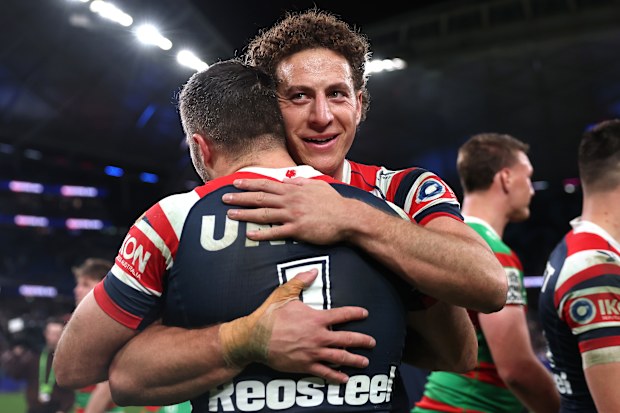 SYDNEY, Australia - 5 settembre: Mark Nawaqanitawase e James Tedesco, dei Galli, celebrano la 27a vittoria del NRL tra i Galli di Sydney e il South Sydney Rabitohs all'Allianz Stadium il 5 settembre 2025 a Sydney, in Australia. (Foto di Cameron Spencer/Getty Images)