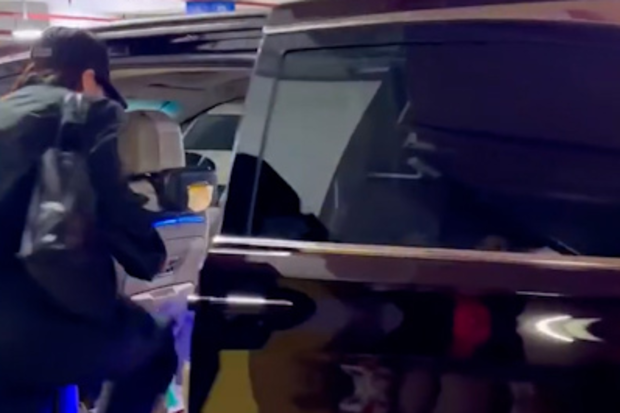 Jessie J hospitalised after hitting head on car roof