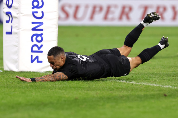 Aaron Smith scores his third try for New Zealand in his side's 96-17 demolition derby over Italy.