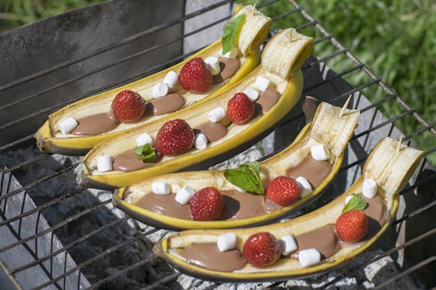 Preparation of sweet bananas on coals.