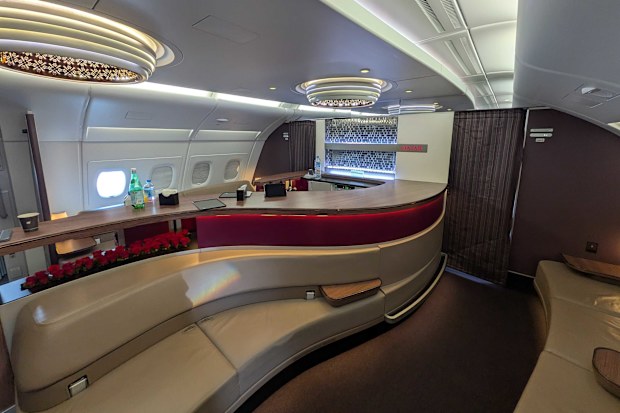 qatar airways a380 business class lounge