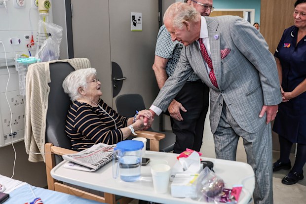 BIRMINGHAM, ENGLAND - SEPTEMBER 3: King Charles III talks with patient Jacqueline Page as she visits a ward during a visit where he officially opened Midland Metropolitan University Hospital (MMUH), which comprises 736 beds, eleven operating theatres, an Accident and Emergency department, diagnostic suites and research and education on September 3, 2025 in Birmingham, England. (Photo by Richard Pohle - WPA Pool/Getty Images)