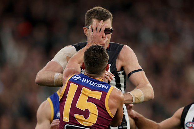 Mason Cox'un gözlükleri Dayne Zorko tarafından kafasından düşürülüyor.