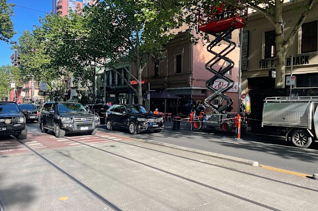 Melbourne CBD arrest after man carrying gun is arrested by police