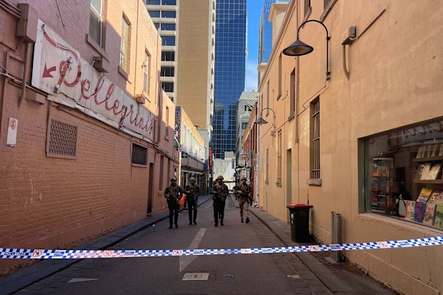 Melbourne CBD arrest after man carrying gun is arrested by police