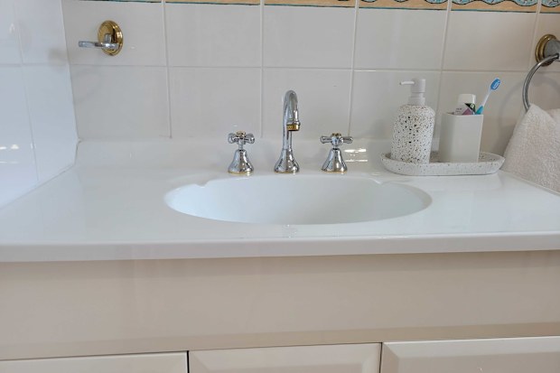 Bathroom vanity, free of clutter