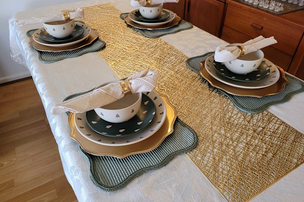 Christmas table setting, tablescape, green and gold theme, Kmart