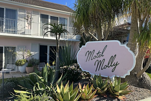 Motel Molly sign