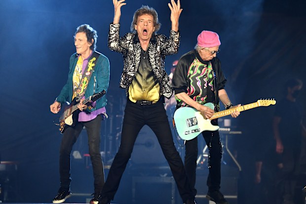  Ronnie Wood, Mick Jagger and Keith Richards of The Rolling Stones perform onstage at Nissan Stadium on October 09, 2021 in Nashville, Tennessee.