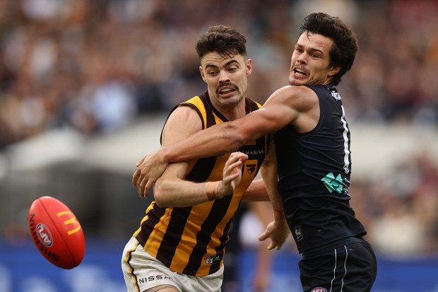 Hawk Conor Nash and Blue Jack Silvagni compete for the ball.