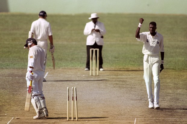 Efsanevi West Indian hız bowlerı Curtly Ambrose.