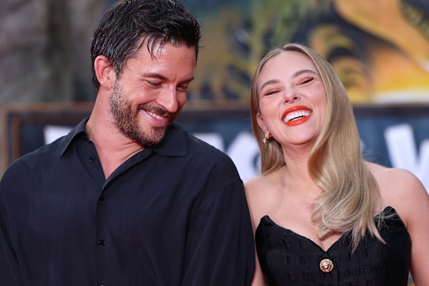 Jonathan Bailey and Scarlett Johansson 