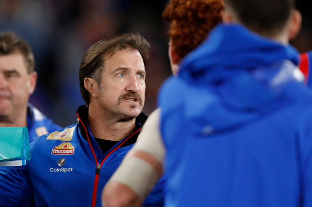 Luke Beveridge addresses his players.