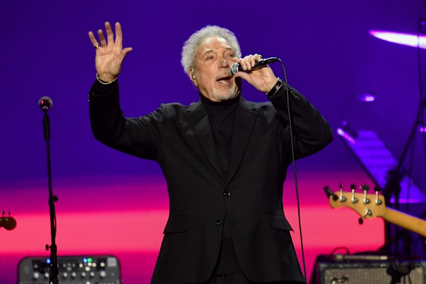 Tom Jones forced to cancel Budapest concert minutes before it started after collapsing | Nine.com.au