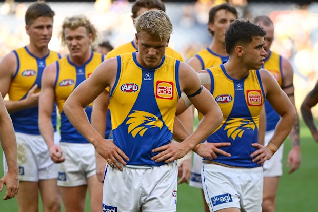 West Coast Eagles, Richmond'a karşı kaybettikten sonra sahadan çıkıyor.