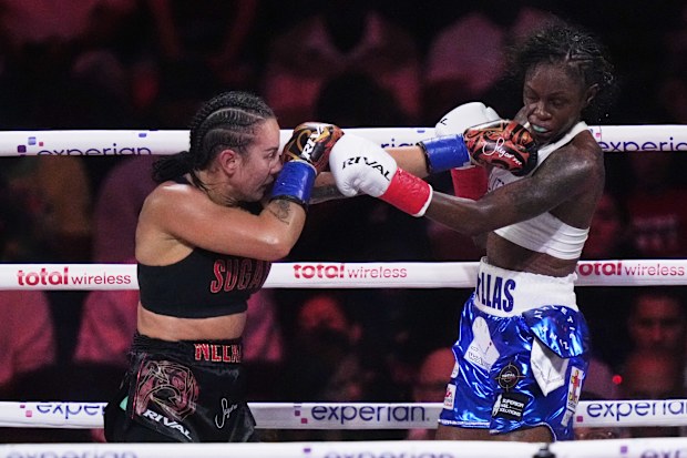 Avustralyalı Cherneka Johnson, sol tarafta, Shurretta Metcalf'a sekizinci rauntta vuruyor.