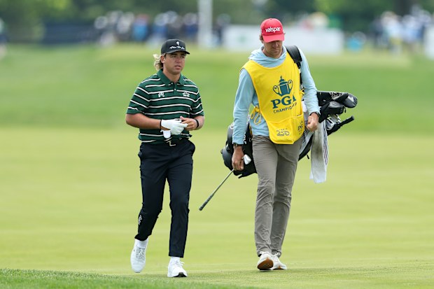 Garrick Higgo de Sudáfrica juega el primer golpe en el hoyo 16 junto al caddie Austin Gaugert.