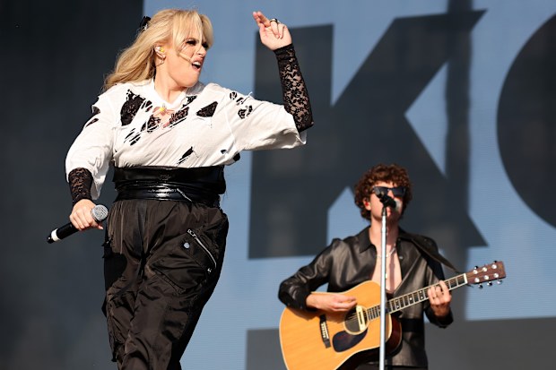 READING, ENGLAND - AUGUST 22: (EDITORIAL USE ONLY) Actress Rebel Wilson makes a surprise appearance on stage with The Kooks and performs 'Gangstas Paradise' during day one of Reading Festival 2025 at Richfield Avenue on August 22, 2025 in Reading, England. (Photo by Simone Joyner/Getty Images)