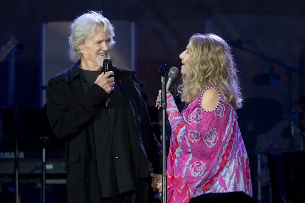 Barbra Streisand and Kris Kristofferson sing duet at concert
