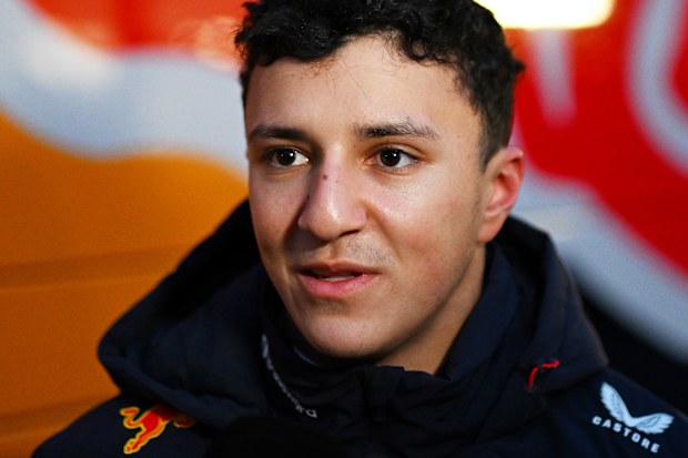 El francés Isack Hadjar y Oracle Red Bull Racing son entrevistados en el primer día del shakedown de F1 en el Circuito de Cataluña el 26 de enero de 2026 en Montmeló, España. (Foto de Rudy Carrazzevoli/Getty Images)