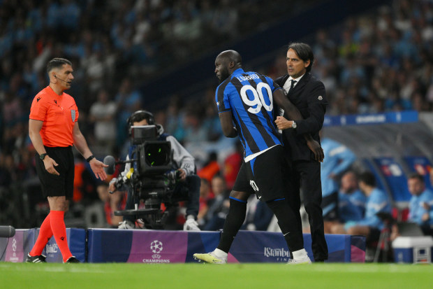 Romelu Lukaku is substituted on whilst interacting with Simone Inzaghi.