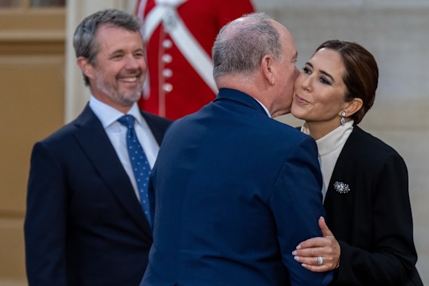 01 October 2025, Denmark, Copenhagen: Prince Albert II of Monaco is greeted by King Frederik X and Queen Mary of Denmark at dinner at Amalienborg Palace as part of the informal meeting of EU heads of state and government. 