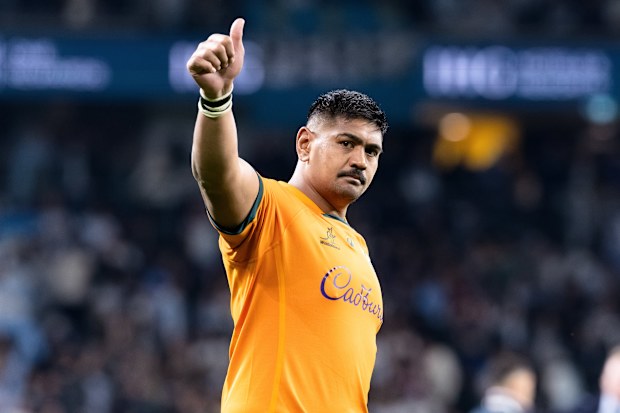 Will Skelton of the Wallabies thanks the fans.