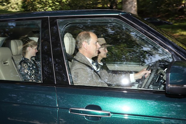 Queen Elizabeth, Kate Middleton, Prince William attend church near Balmoral