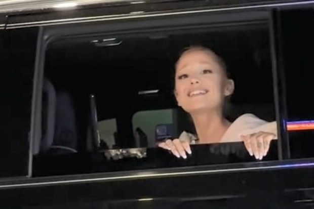 Ariana Grande surprises fan singing her song