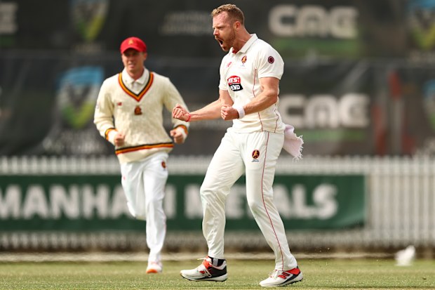 MELBOURNE, AUSTRALIA - 28 DE MARZO: Nathan McAndrew de Australia del Sur celebra después de tomar el wicket de Oliver Peake de Victoria durante el tercer día del partido Sheffield Shield entre Victoria y Australia del Sur en el CitiPower Center el 28 de marzo de 2026 en Melbourne, Australia. (Foto de Robert Cianflone/Getty Images)