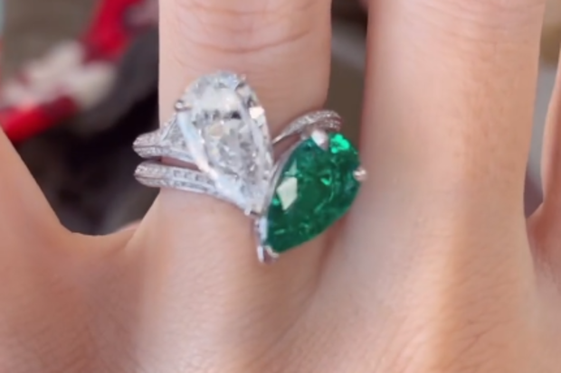 Megan Fox shows off beautiful toi et moi engagement ring from Machine Gun Kelly.