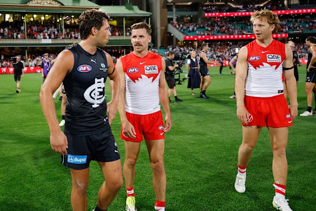 Oliver Florent de los Blues y Callum Mills de los Swans intercambian palabras.